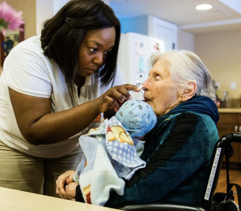 L' organisation à but non lucratif qui a offert des centaines de poupées aux patients atteints de la maladie d'Alzheimer. Cette forme unique de thérapie de confort a apporté joie et réconfort à ceux qui souffrent de la maladie.