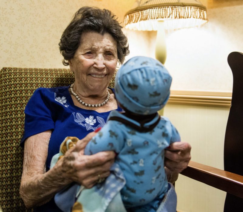 L' organisation à but non lucratif qui a offert des centaines de poupées aux patients atteints de la maladie d'Alzheimer. Cette forme unique de thérapie de confort a apporté joie et réconfort à ceux qui souffrent de la maladie.