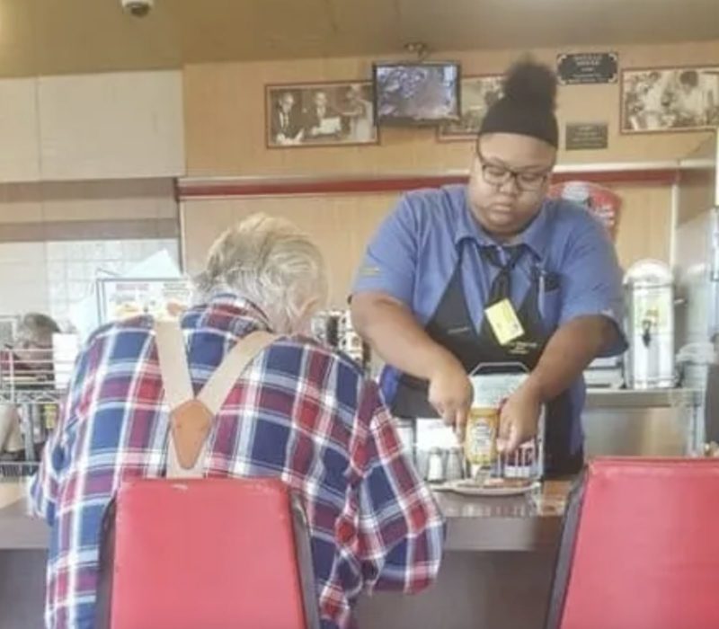 Soyez témoin d'un acte de gentillesse inspirant d'un employé envers un homme âgé, capturé par un client