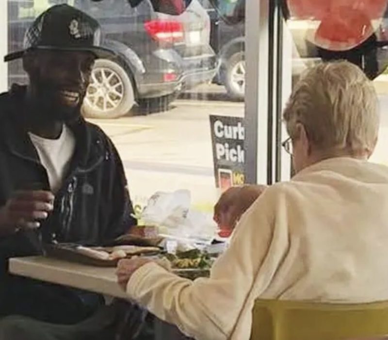Un homme au bon cœur a récemment partagé un repas avec une dame âgée qui se sentait seule après qu'un groupe d'adolescents ait ignoré ses tentatives de conversation amicale