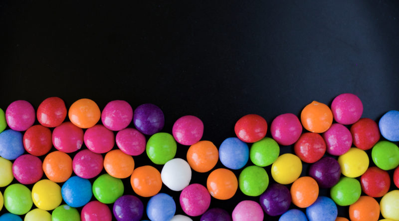 Les Skittles sont-elles dangereuses ? Une proposition dans l'État de Californie rendrait illégal l'ajout de produits chimiques dans les bonbons