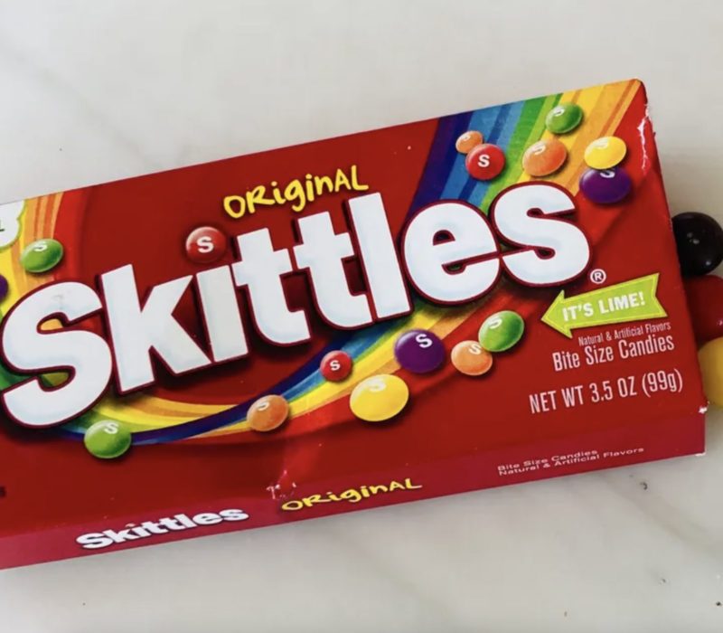 Les Skittles sont-elles dangereuses ? Une proposition dans l'État de Californie rendrait illégal l'ajout de produits chimiques dans les bonbons