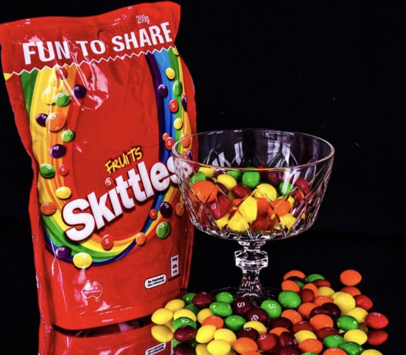 Les Skittles sont-elles dangereuses ? Une proposition dans l'État de Californie rendrait illégal l'ajout de produits chimiques dans les bonbons