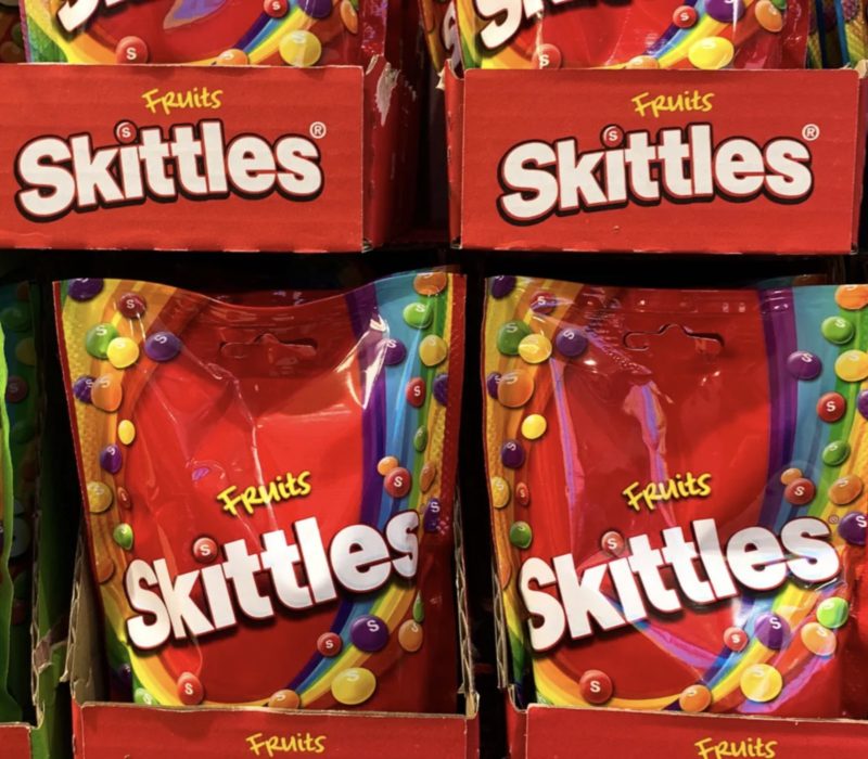 Les Skittles sont-elles dangereuses ? Une proposition dans l'État de Californie rendrait illégal l'ajout de produits chimiques dans les bonbons