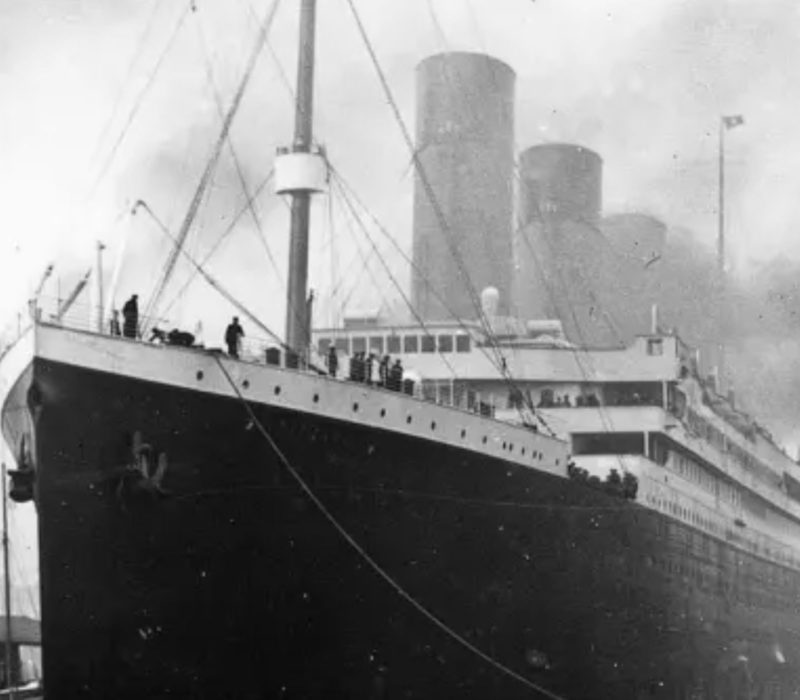 Les derniers messages obsédants envoyés par le Titanic montrent la gravité de la situation. Il y a de l’excitation dans ces lettres
