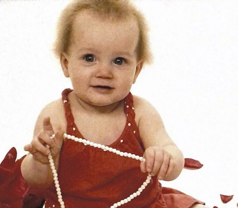 Une jeune fille accepte son syndrome des cheveux incoiffables et apprend à les porter avec style, mais les doigts des étrangers courent toujours à travers ses cheveux