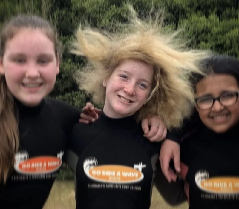 Une jeune fille accepte son syndrome des cheveux incoiffables et apprend à les porter avec style, mais les doigts des étrangers courent toujours à travers ses cheveux