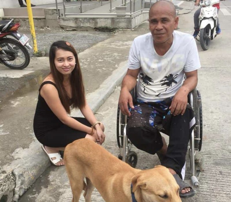 Un chien incroyable aide le propriétaire en poussant son fauteuil roulant, ce qui lui permet de se déplacer plus facilement