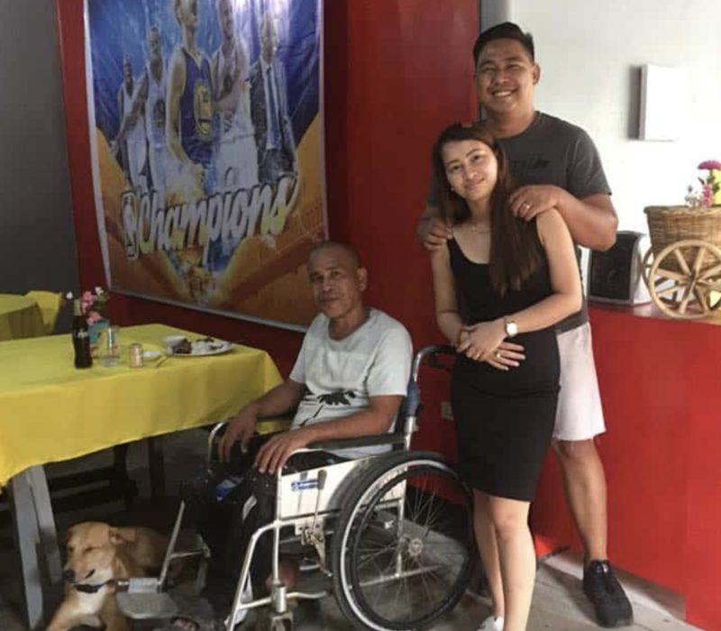 Un chien incroyable aide le propriétaire en poussant son fauteuil roulant, ce qui lui permet de se déplacer plus facilement