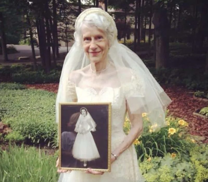 Admirez l'étonnante image d'une grand-mère bien-aimée, resplendissante dans sa robe de mariée, tenant un précieux souvenir de ses noces en 1953.