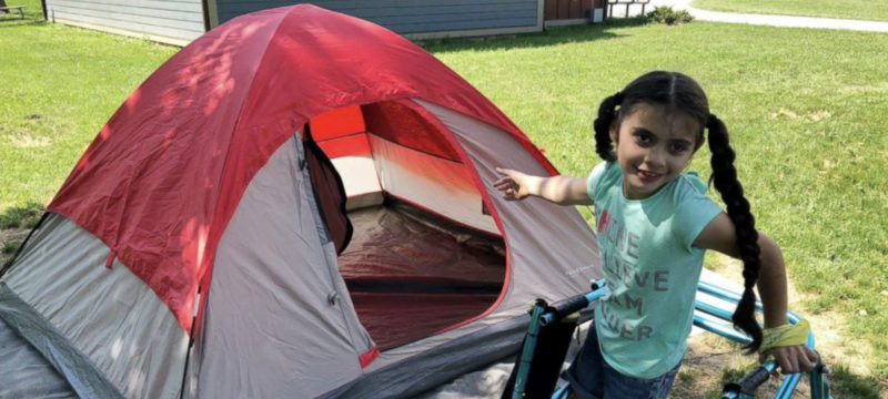 L'enseignant s'assure que l'élève handicapé peut participer à la randonnée en classe avec une solution étonnante