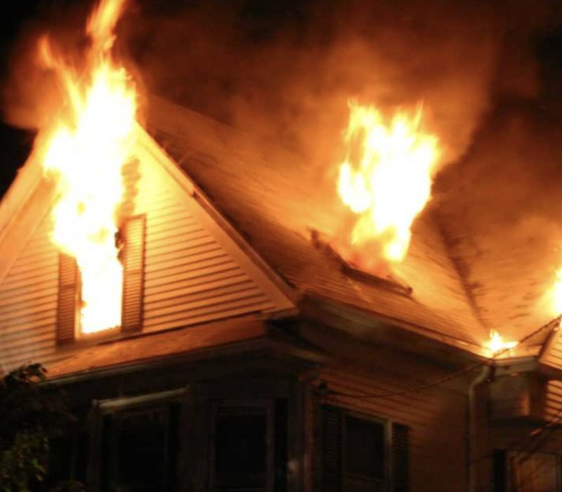 Le père célibataire de quatre enfants qui, malgré la perte de sa maison dans un incendie dévastateur, a refusé de perdre espoir