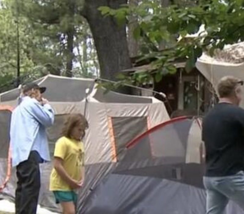 Le père célibataire de quatre enfants qui, malgré la perte de sa maison dans un incendie dévastateur, a refusé de perdre espoir