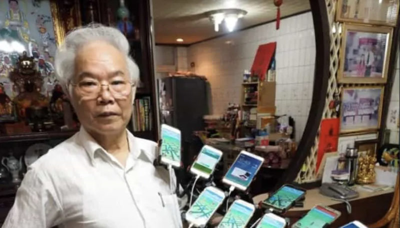 Avec un nombre impressionnant de 11 téléphones portables à sa disposition, ce grand-père dévoué est devenu une véritable légende dans le monde du jeu mobile