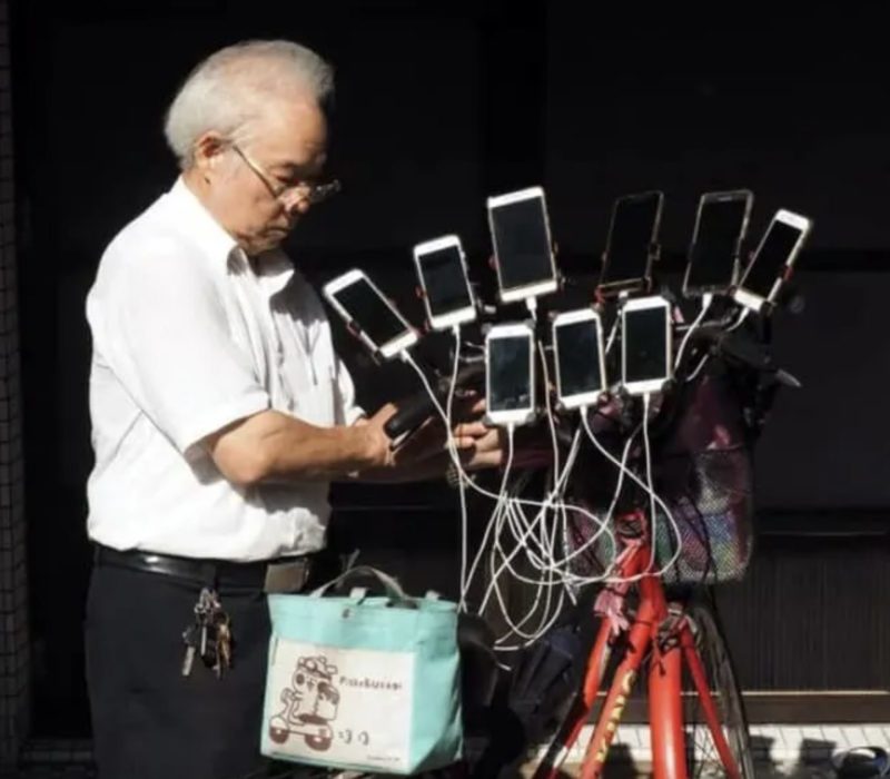 Avec un nombre impressionnant de 11 téléphones portables à sa disposition, ce grand-père dévoué est devenu une véritable légende dans le monde du jeu mobile