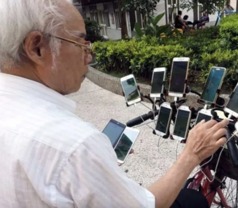 Avec un nombre impressionnant de 11 téléphones portables à sa disposition, ce grand-père dévoué est devenu une véritable légende dans le monde du jeu mobile