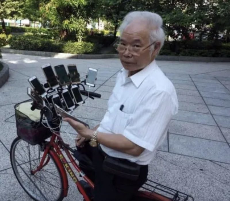 Avec un nombre impressionnant de 11 téléphones portables à sa disposition, ce grand-père dévoué est devenu une véritable légende dans le monde du jeu mobile