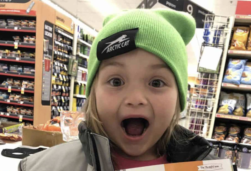 Soyez témoin du moment réconfortant où une fillette de 5 ans a fait pleurer sa grand-mère en vidant sa tirelire