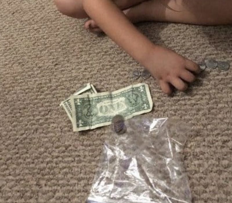 Soyez témoin du moment réconfortant où une fillette de 5 ans a fait pleurer sa grand-mère en vidant sa tirelire