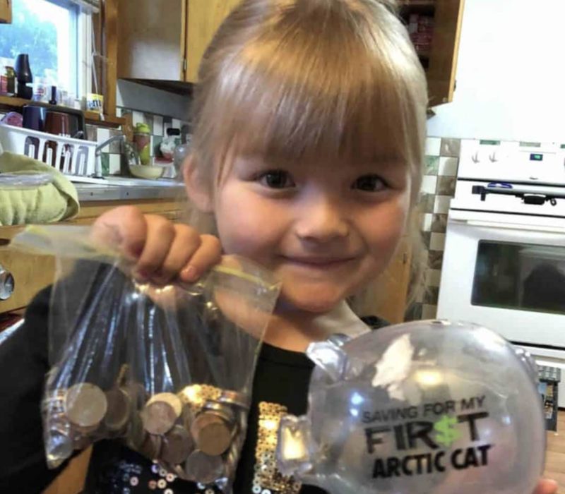 Soyez témoin du moment réconfortant où une fillette de 5 ans a fait pleurer sa grand-mère en vidant sa tirelire