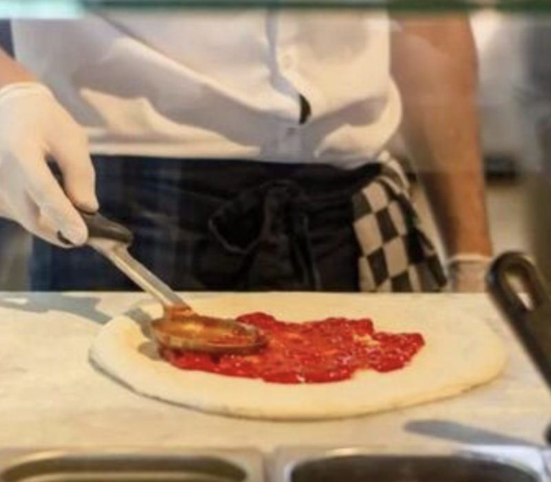 Découvrez l'histoire déchirante d'un propriétaire de pizzeria de l'Indiana qui fait face à des amendes exorbitantes pour avoir hébergé un sans-abri