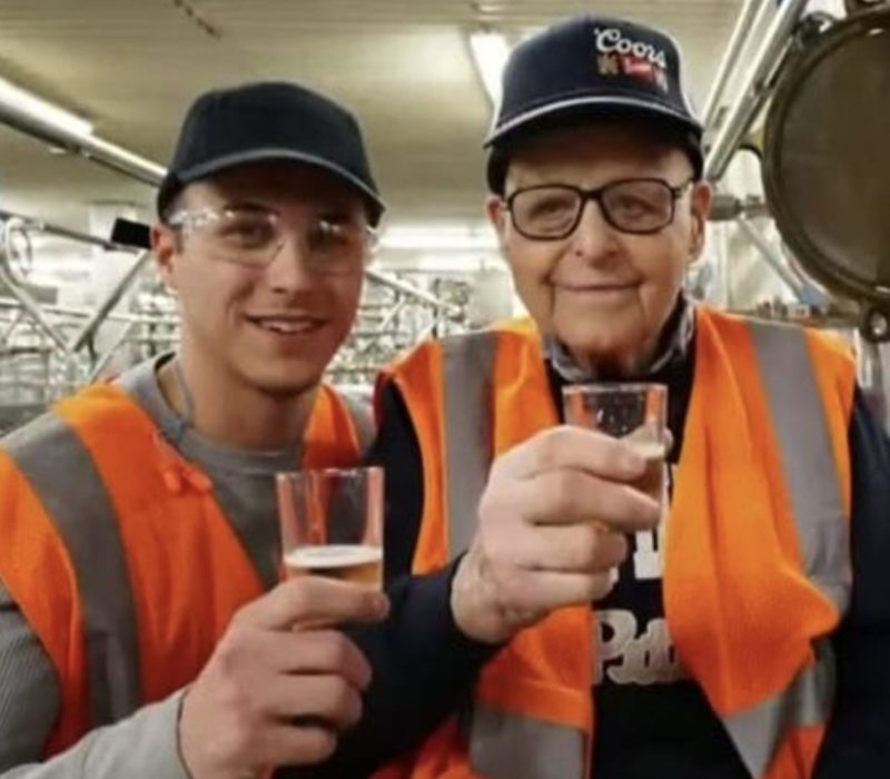 Un vétéran qui prétend que le secret d'une longue vie est de boire de la bière tous les jours devient aujourd'hui 103 ans