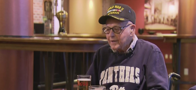 Un vétéran qui prétend que le secret d'une longue vie est de boire de la bière tous les jours devient aujourd'hui 103 ans