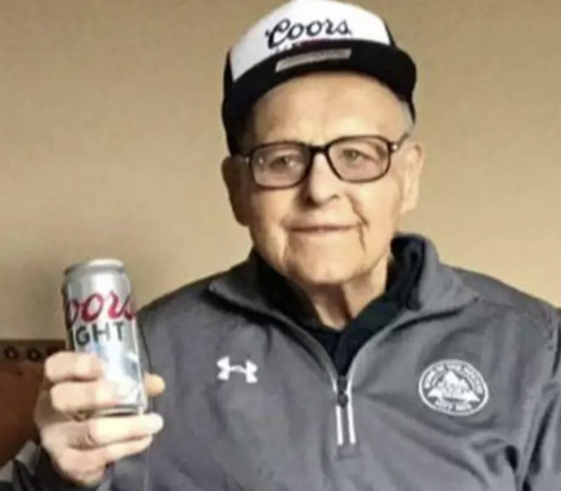 Un vétéran qui prétend que le secret d'une longue vie est de boire de la bière tous les jours devient aujourd'hui 103 ans
