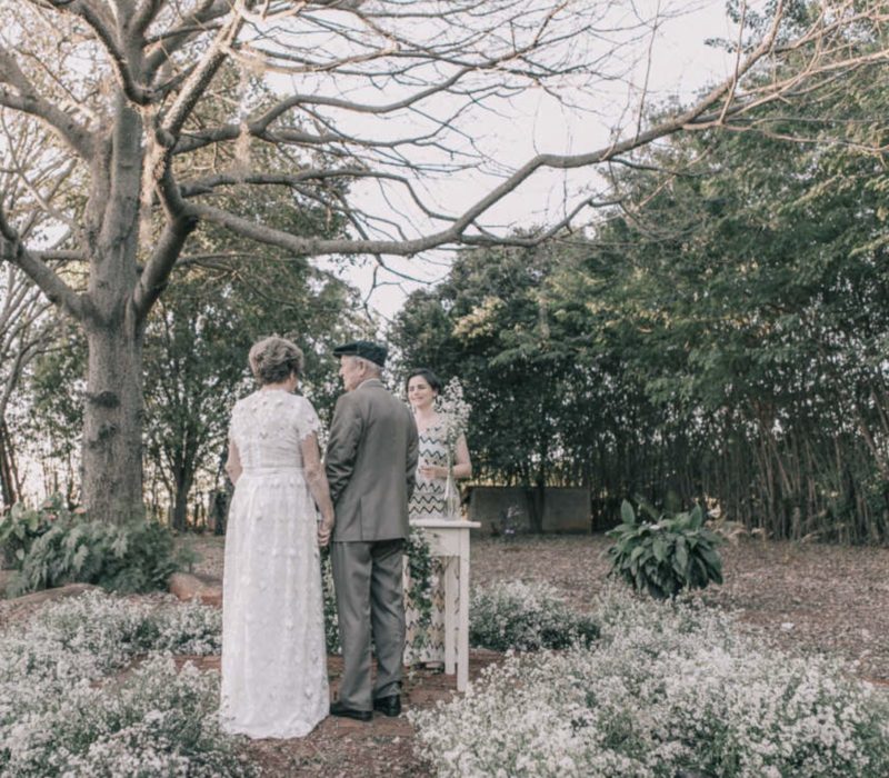 Après 60 longues années, un couple a enfin eu la chance de capturer la magie du jour de leur mariage à travers une belle et intime cérémonie