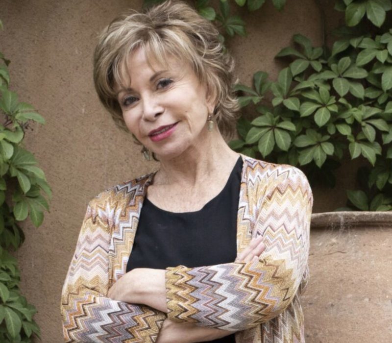 Isabel Allende, à 80 ans, continue de défier les conventions et d'enfreindre les règles. C'est fantastique