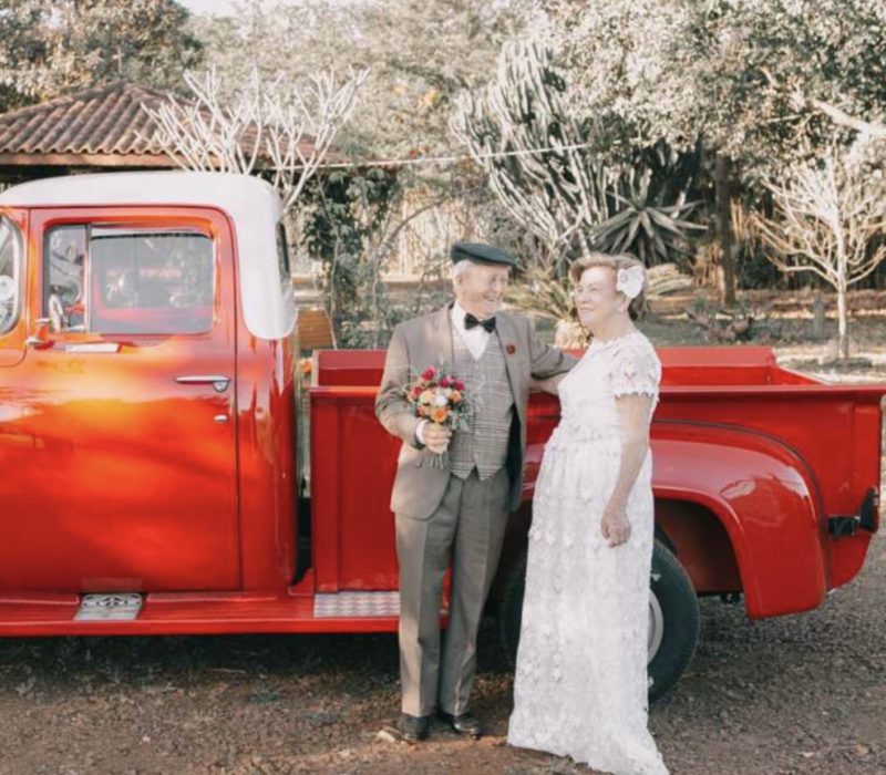 Après 60 longues années, un couple a enfin eu la chance de capturer la magie du jour de leur mariage à travers une belle et intime cérémonie