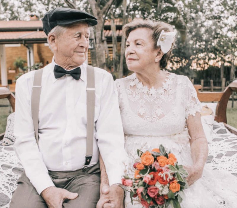 Après 60 longues années, un couple a enfin eu la chance de capturer la magie du jour de leur mariage à travers une belle et intime cérémonie
