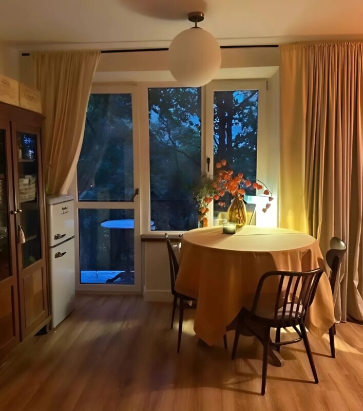 Egy régi lakás átalakításának ideális módja a modern design és a vintage elemek ötvözése. Ez a megközelítés stílusos és egyedi életteret hoz létre, amely megőrzi eredeti báját, miközben biztosítja a modern kényelmet és funkcionalitást.