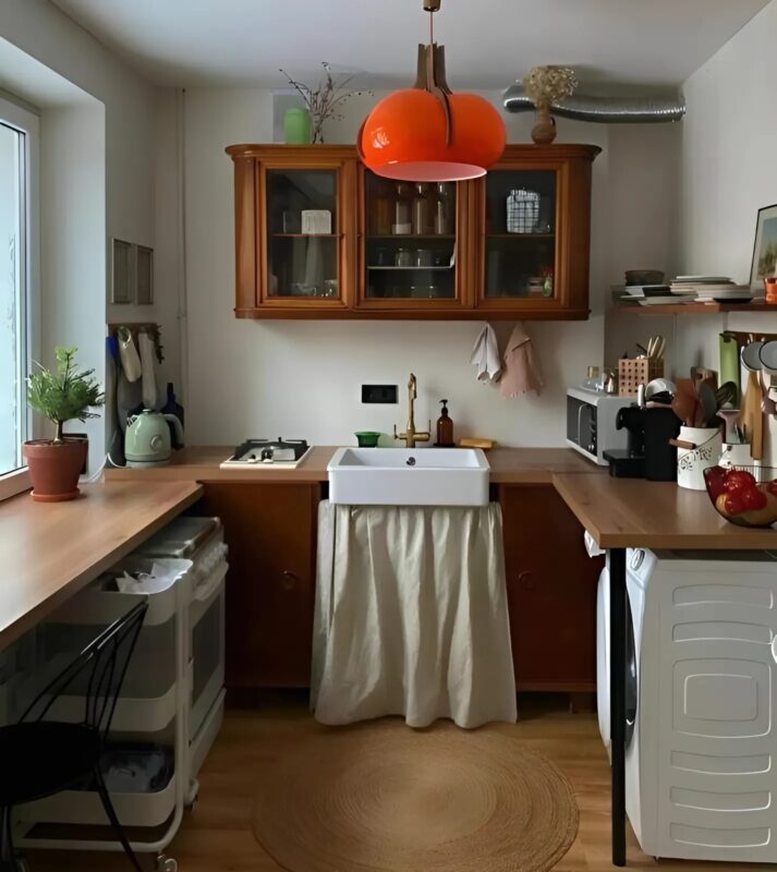 Egy régi lakás átalakításának ideális módja a modern design és a vintage elemek ötvözése. Ez a megközelítés stílusos és egyedi életteret hoz létre, amely megőrzi eredeti báját, miközben biztosítja a modern kényelmet és funkcionalitást.