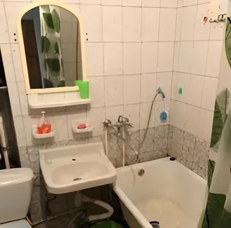 Egy 1 szobás Hruscsov lakásból stílusos, külön hálószobás stúdiólakás - egy projekt, amely a hétköznapokat stílussá és kényelemmé alakítja, egy hangulatos élettér megteremtésével.