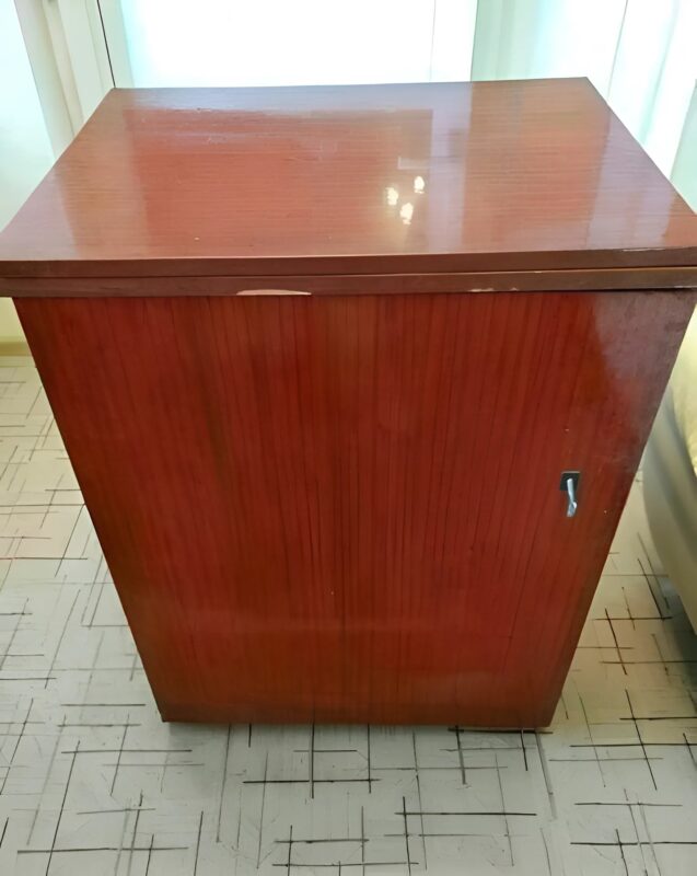 Ez igazi mestermű! Ahelyett, hogy kidobta volna a 1970-es évekbeli szekrényt, ez a nő meglátta a benne rejlő lehetőséget, és lenyűgöző modern átalakítást adott neki, ötvözve a vintage-t és a kortárs stílust.