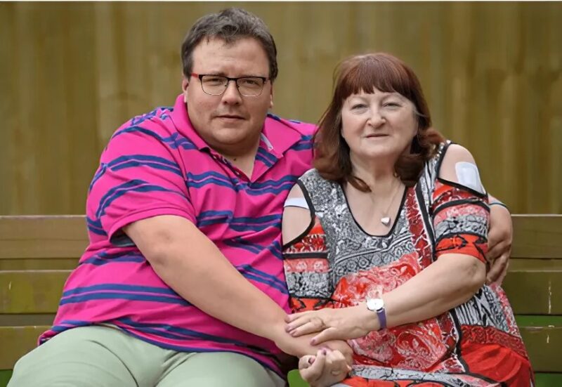 Linde bylo 52 goda, kogda ona vyshla zamuzh za 17-letnego Dzheya. Kak oni zhivut posle 18 let braka 94 / 5 000 Linda 52 éves volt, amikor hozzáment a 17 éves Jayhez. Hogyan élnek 18 év házasság után