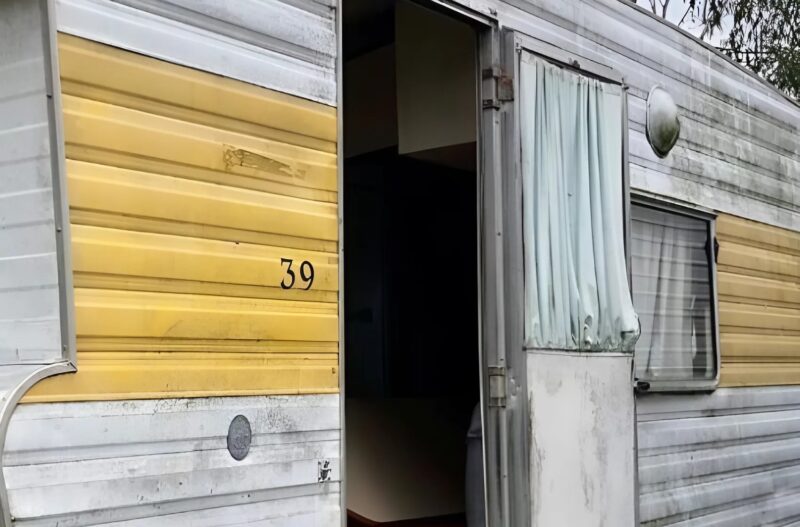 Jó emberek egy régi lakókocsit adtak egy hajléktalan nőnek, aki azt kényelmes otthonná alakította a sűrű erdő közepén! Kemény munkájával és kreativitásával egy nyugodt menedéket hozott létre.