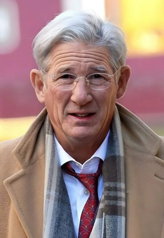 A 90-es években a nők imádták Richard Gere-t, de a fia mára túlszárnyalta apját. Tehetsége és vonzereje lenyűgözik a közönséget világszerte, és egyre nagyobb sztárrá válik.