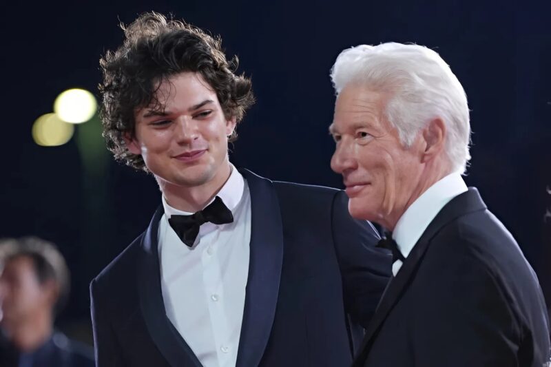A 90-es években a nők imádták Richard Gere-t, de a fia mára túlszárnyalta apját. Tehetsége és vonzereje lenyűgözik a közönséget világszerte, és egyre nagyobb sztárrá válik.