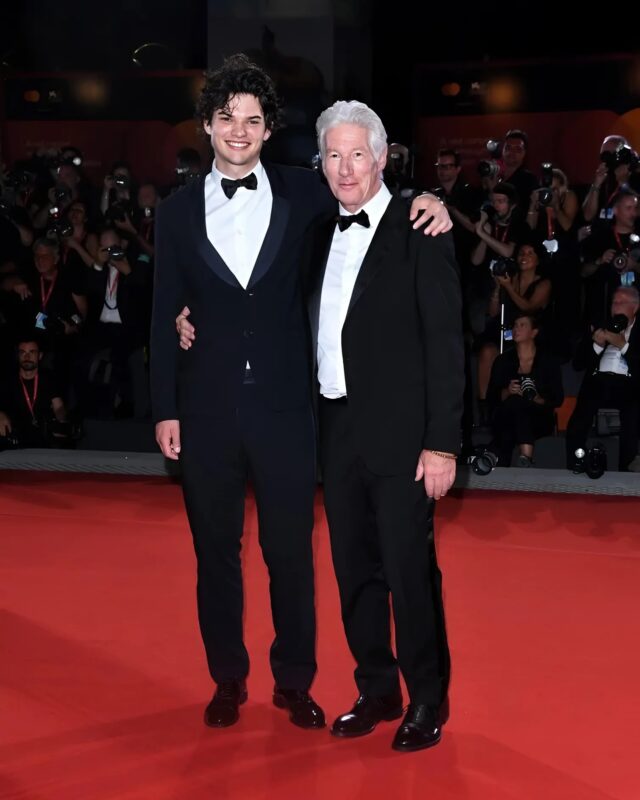 A 90-es években a nők imádták Richard Gere-t, de a fia mára túlszárnyalta apját. Tehetsége és vonzereje lenyűgözik a közönséget világszerte, és egyre nagyobb sztárrá válik.