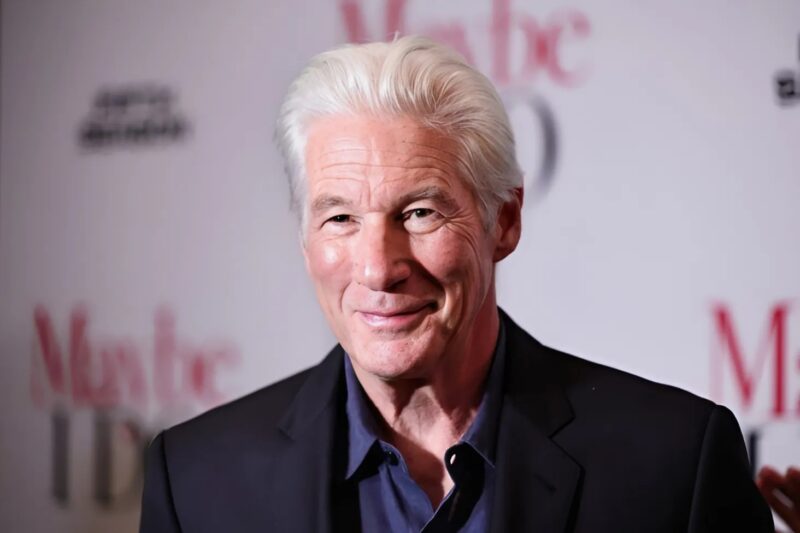 A 90-es években a nők imádták Richard Gere-t, de a fia mára túlszárnyalta apját. Tehetsége és vonzereje lenyűgözik a közönséget világszerte, és egyre nagyobb sztárrá válik.