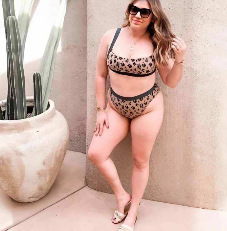 "A szépség sokféle formában jelenik meg." Két barátnő – az egyik plus-size, a másik XXS – egyforma fürdőruhát viselnek, hogy megmutassák, a szépség sokféle lehet!
