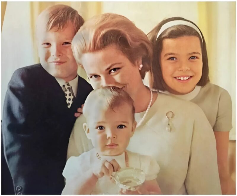 "A genetika valóban csodákra képes. Grace Kelly unokája szinte megkülönböztethetetlen a fiatalabb Hollywood-i legendától, lenyűgözve mindenkit hasonlóságával."