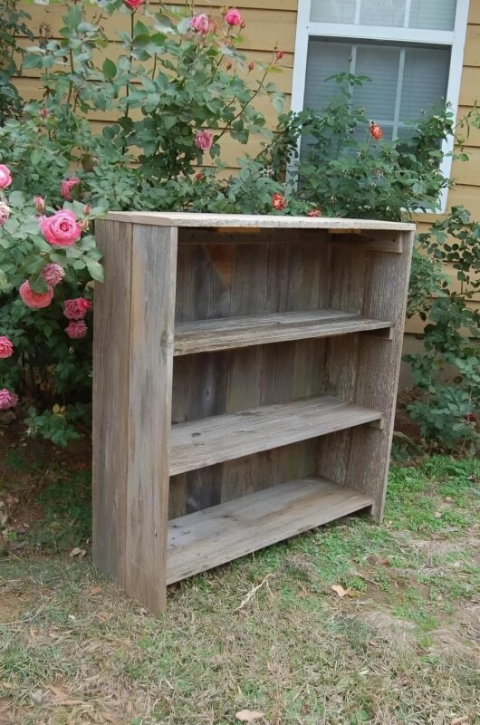 Ahelyett, hogy kidobta volna a kopott székét, elegáns bútorrá alakította. Ötvözte a stílust és a praktikusságot, létrehozva egy olyan darabot, amely kíváncsiságot és csodálatot ébreszt.