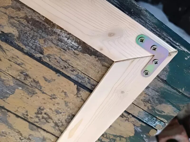 Ahelyett, hogy kidobta volna a kopott székét, elegáns bútorrá alakította. Ötvözte a stílust és a praktikusságot, létrehozva egy olyan darabot, amely kíváncsiságot és csodálatot ébreszt.