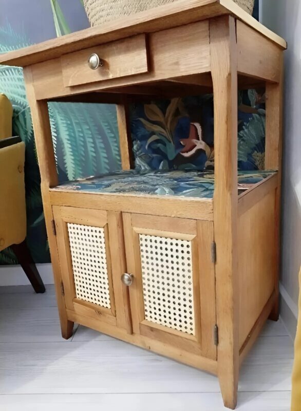 Egy régi fiókos szekrényt találtam a szemetes közelében, amit teljesen átalakítottam egy elegáns, stílusos bútorrá, amely most büszkén áll, mint egy egyedi alkotás.