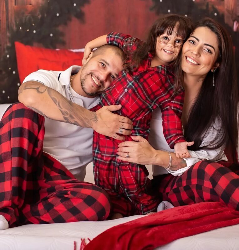 Egy lány, akit egy nagy sötét anyajegy miatt „szörnyszülöttnek” neveztek, miután átesett egy műtéten, gyönyörű és magabiztos nővé vált, akinek az arca már teljesen átváltozott.