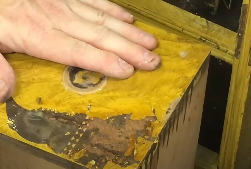 A férfi gyorsan megbánta, hogy átadta a pipereasztalt Mannak, amint meglátta a restaurálás eredményét. Hihetetlen változás – nézd meg te is!
