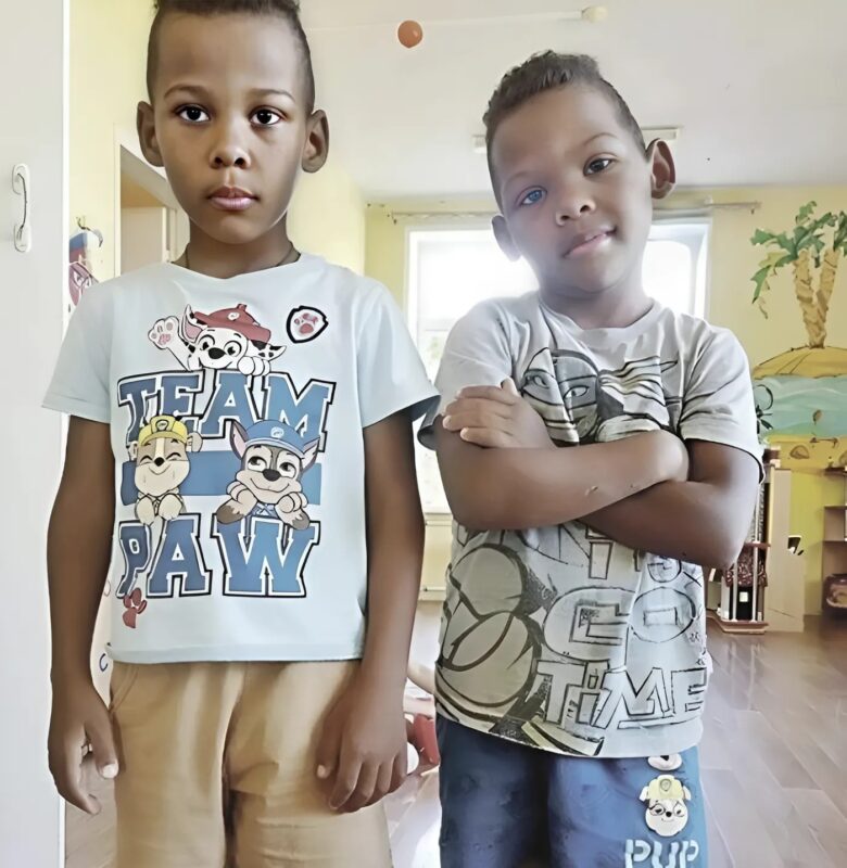 Egy 50 éves nő feleségül vette egy 32 éves nigériai férfit, és ikreket szült. Fedezd fel csodálatos történetüket, és nézd meg a családjuk gyönyörű képeit!